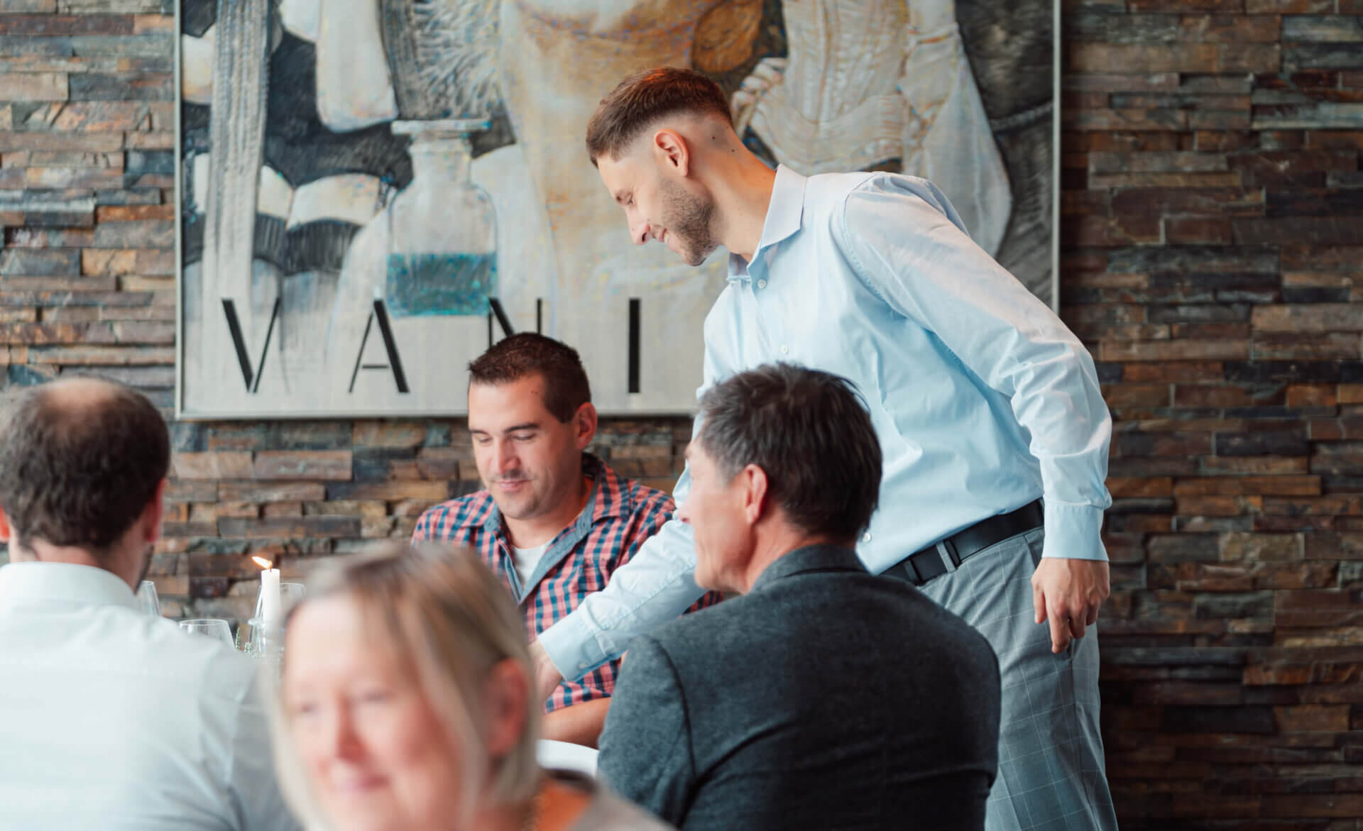 Reportageaufnahme Einblick in die Ausbildung während des Mittagsservices am Gast