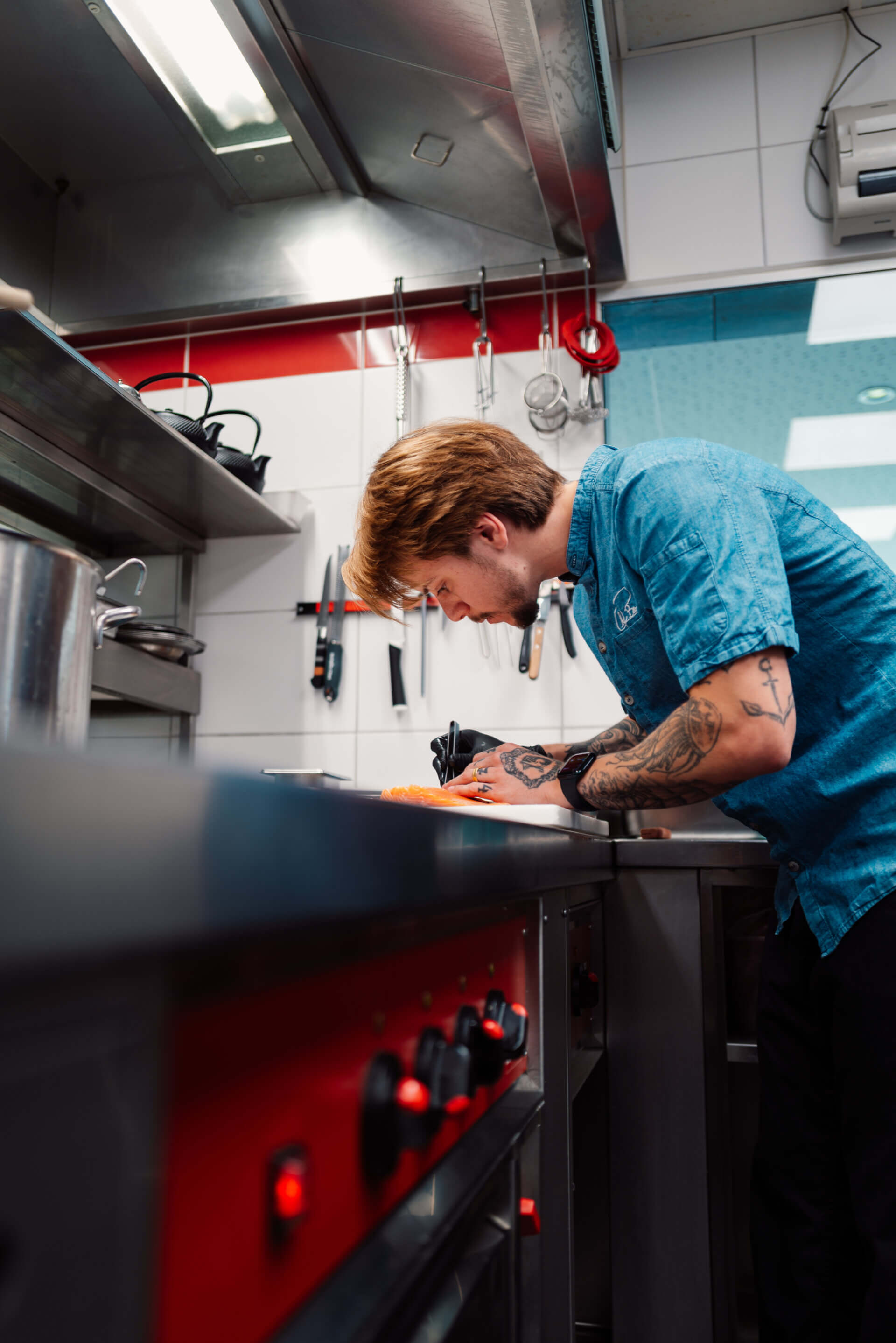 Reportageaufnahme von Caio Benati, Küchenchef im Schattbuch, bei der Arbeit in der Küche