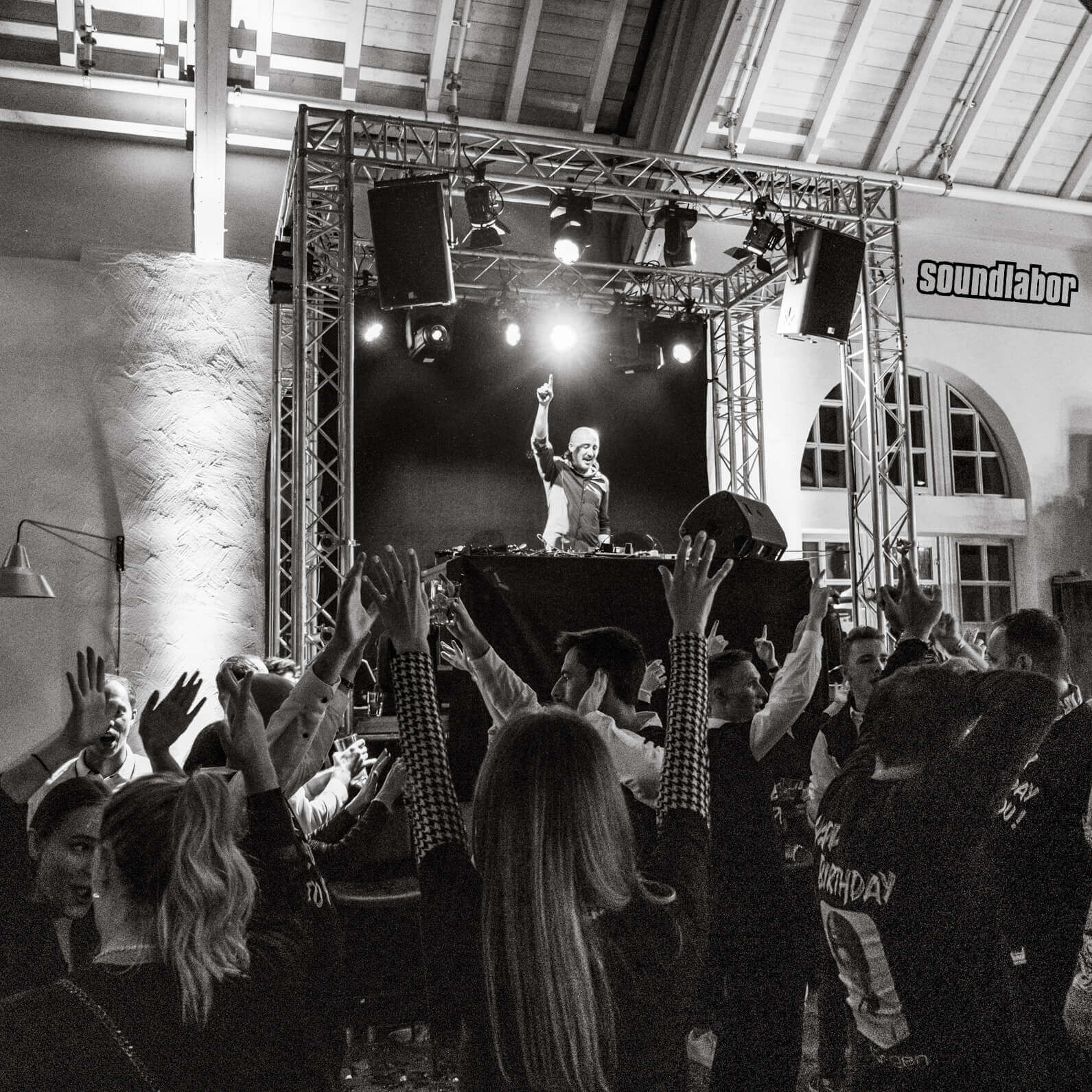 Bild eines DJs auf der Bühne, Künstlervermittlung von Soundlabor Agency