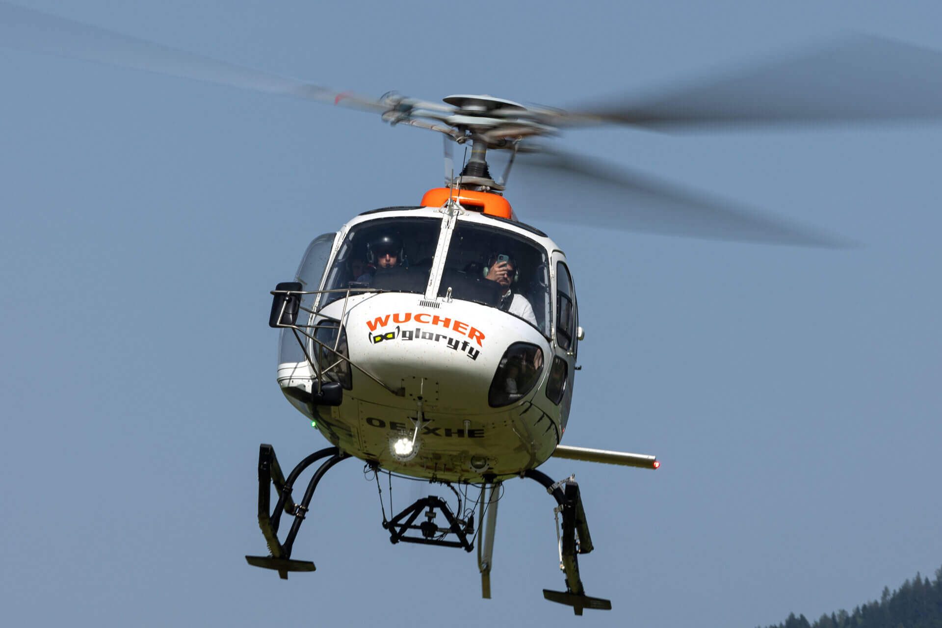 Ein Helikopter der Firma Wucher inmitten eines Gourmetflugs