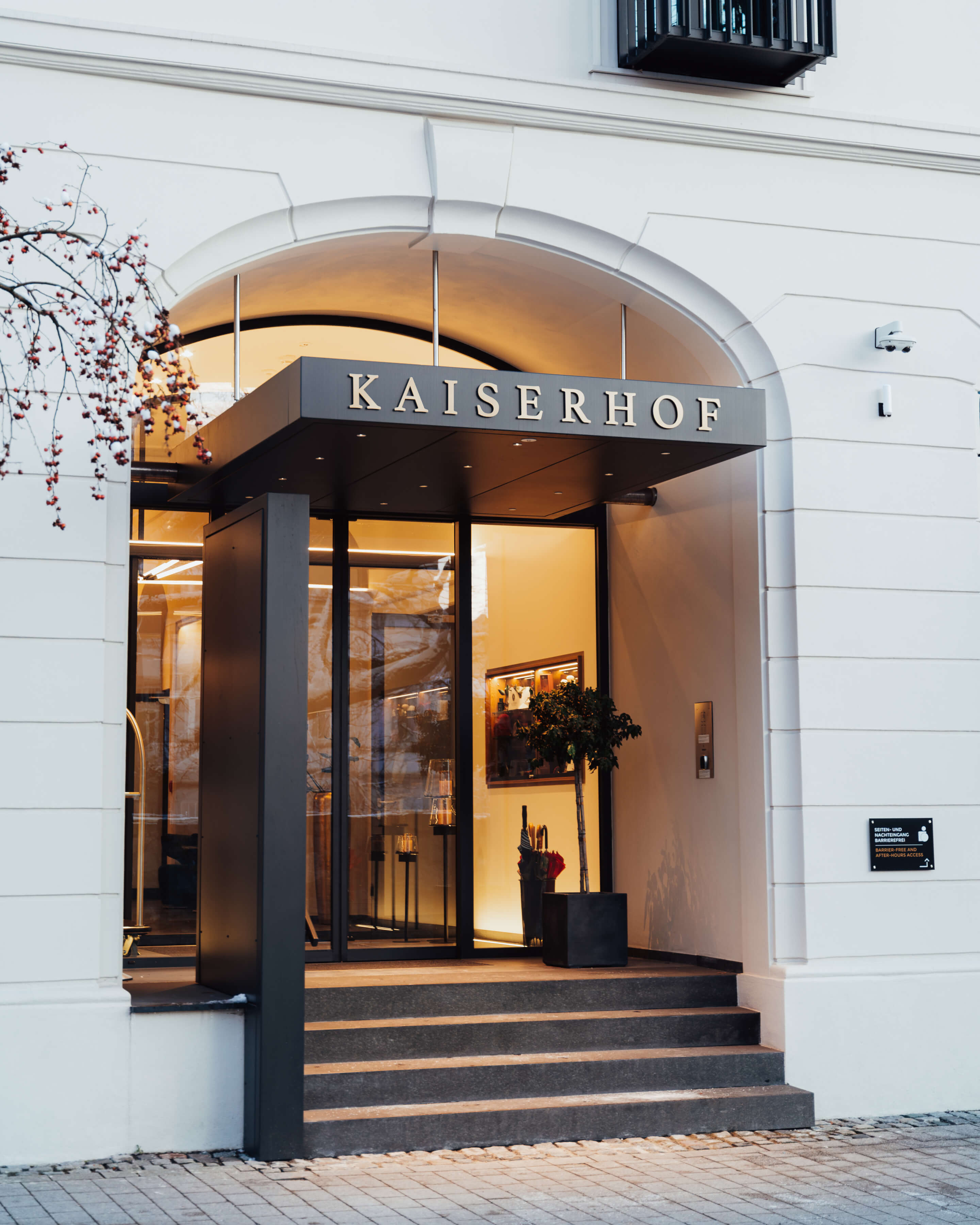 Bild des Eingangs im Hotel Kaiserhof Ravensburg mit Schriftzug und Blick in den Eingangsbereich