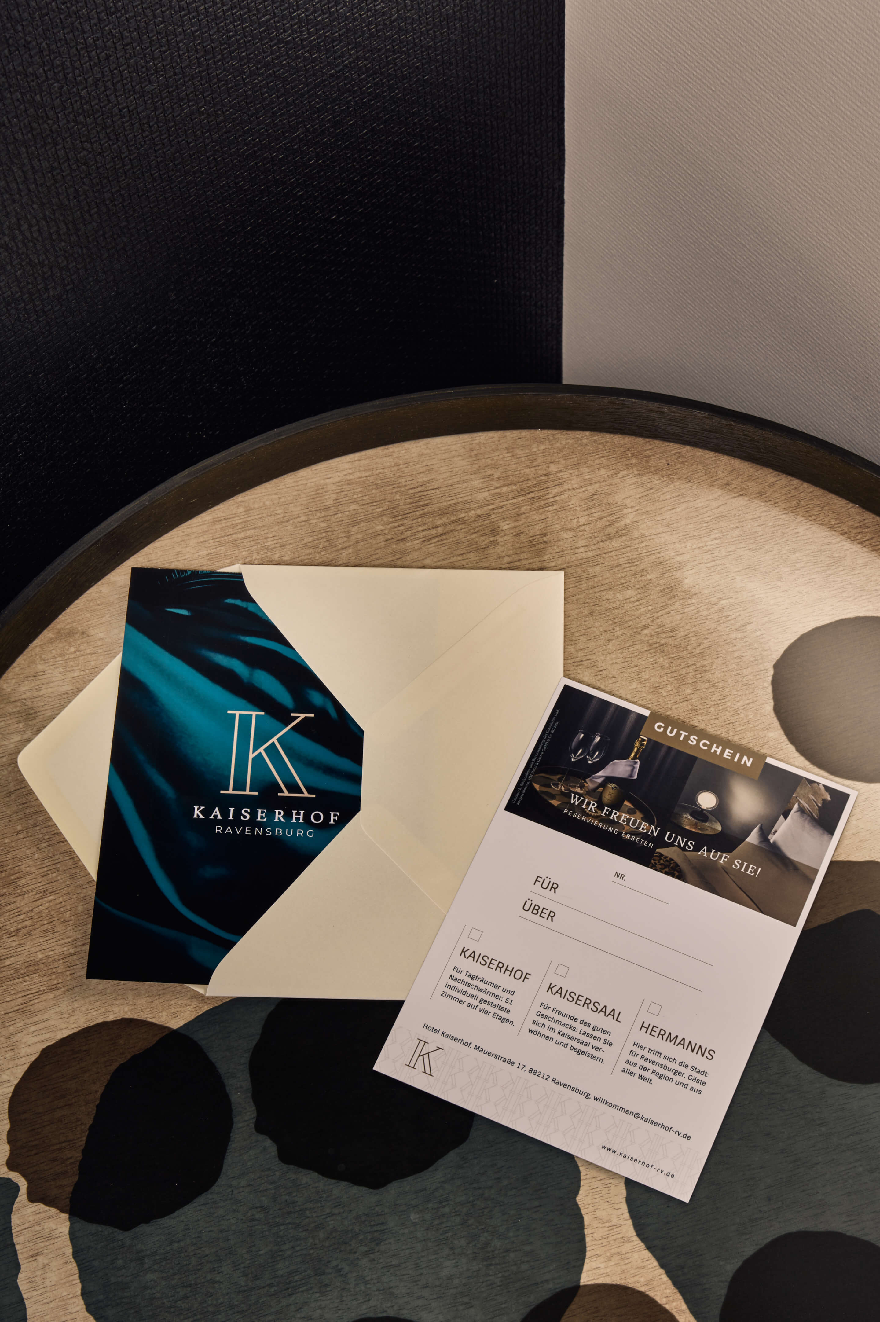 Kaiserhof-Gutschein liegt auf einem schönen Tisch