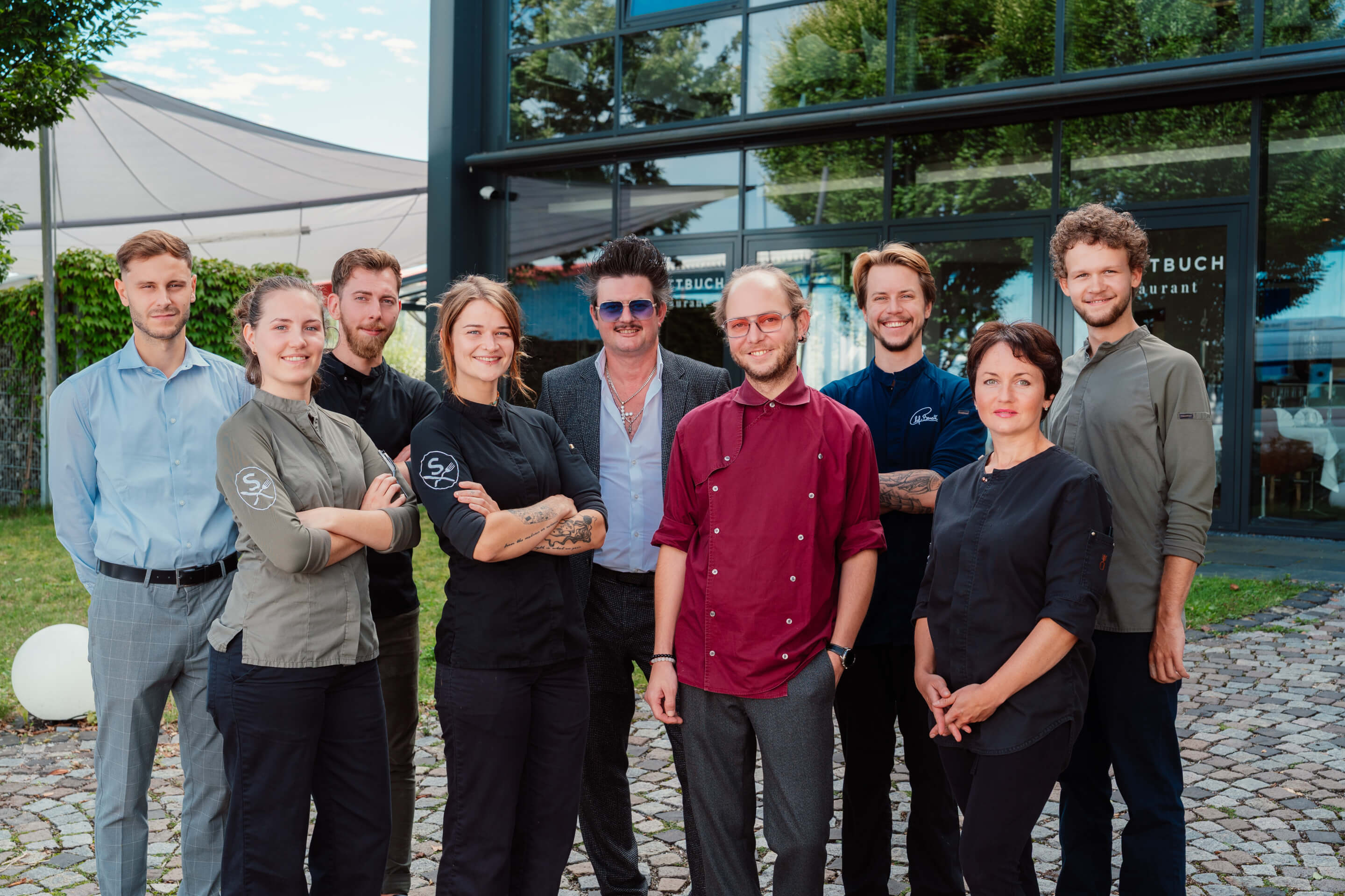 Das Team aus acht Personen vor dem Schattbuch-Gebäude