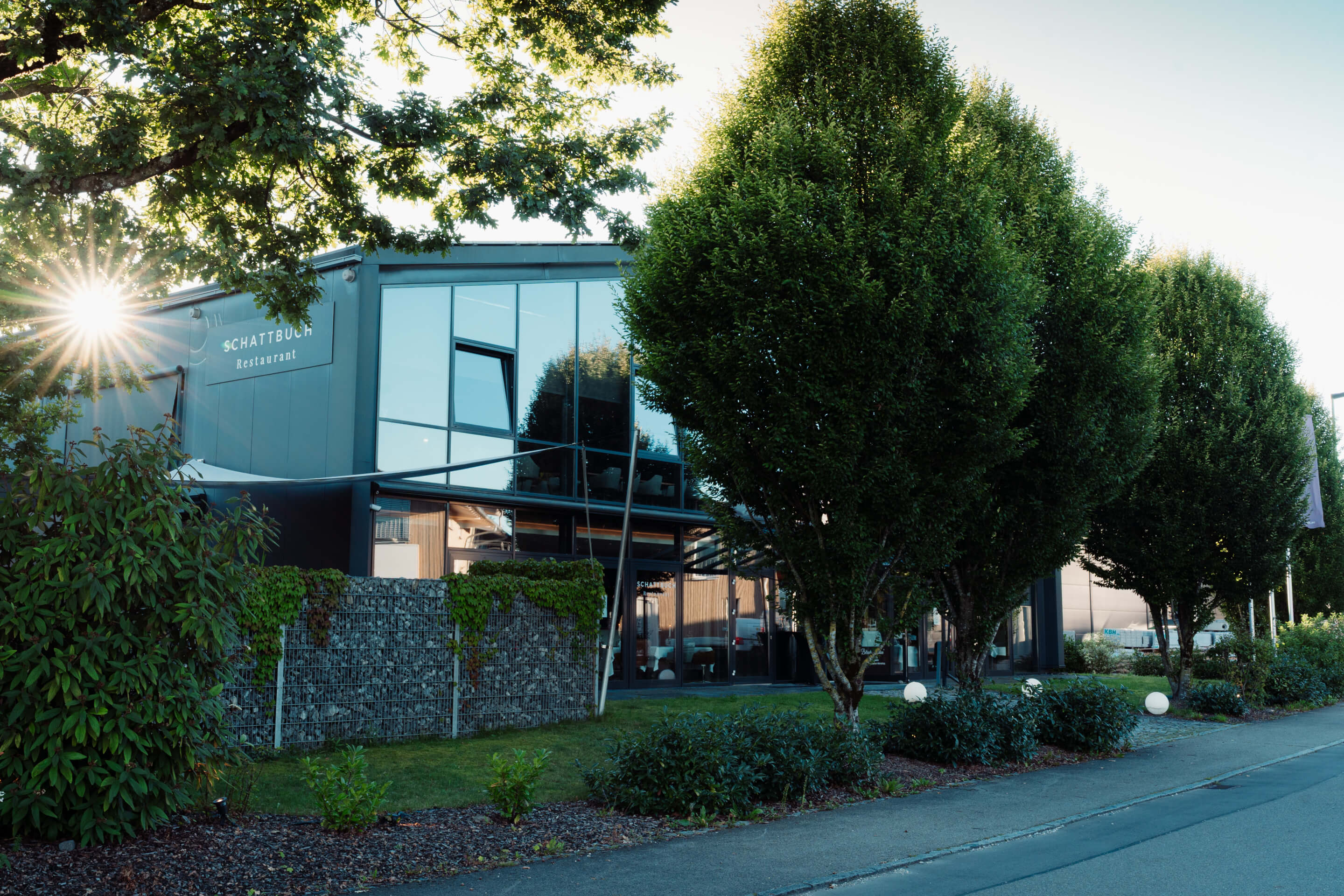 Das Restaurant Schattbuch in Amtzell von außen, mit schöner, heller Glasfront