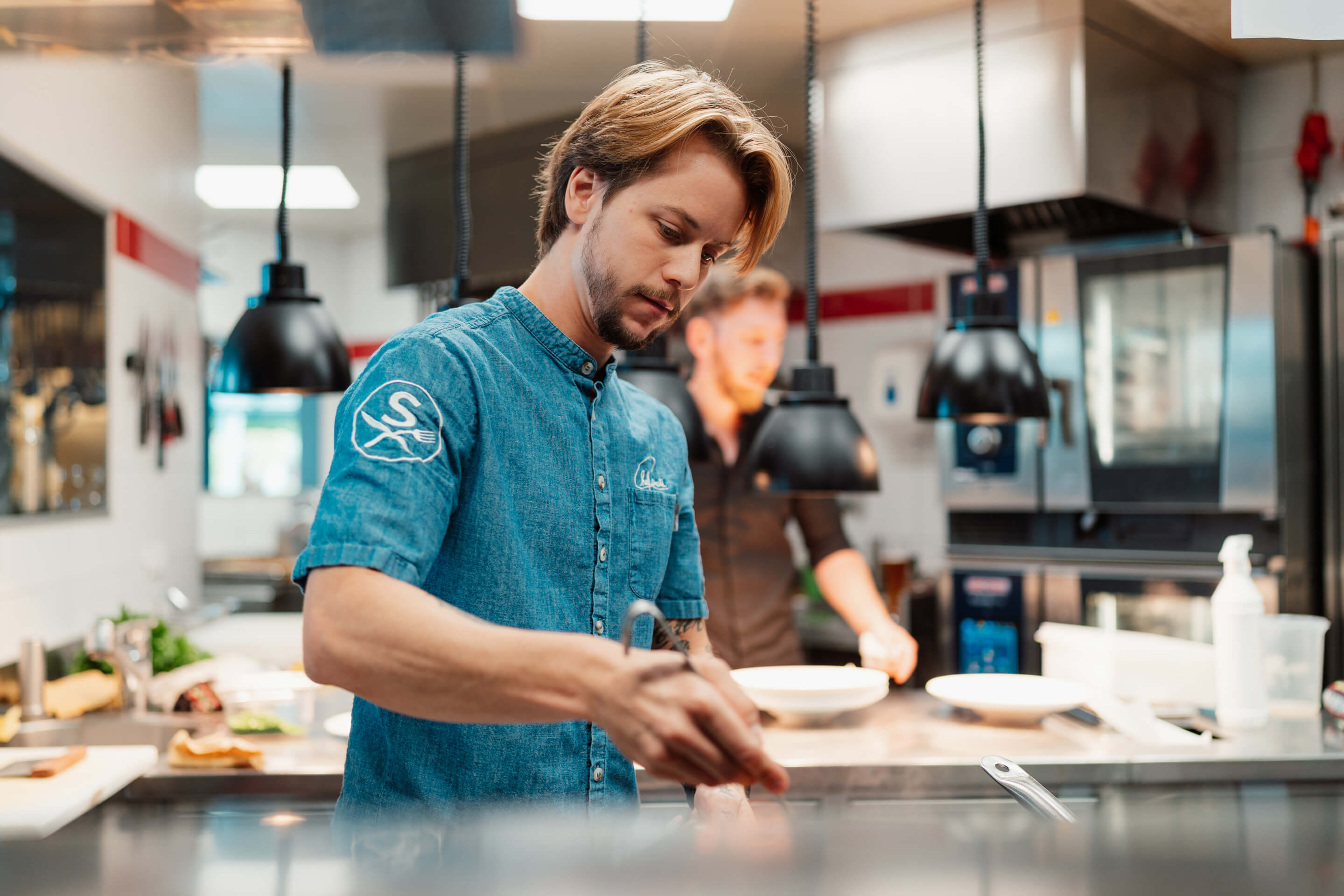 Küchenchef Caio Benati in der Küche des Restaurant Schattbuch