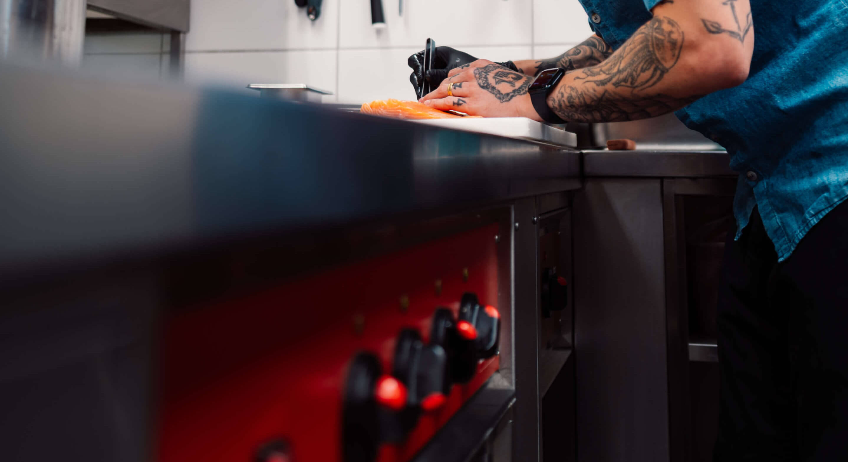 Küchenchef Caio Benati arbeitet an der Küchenzeile.