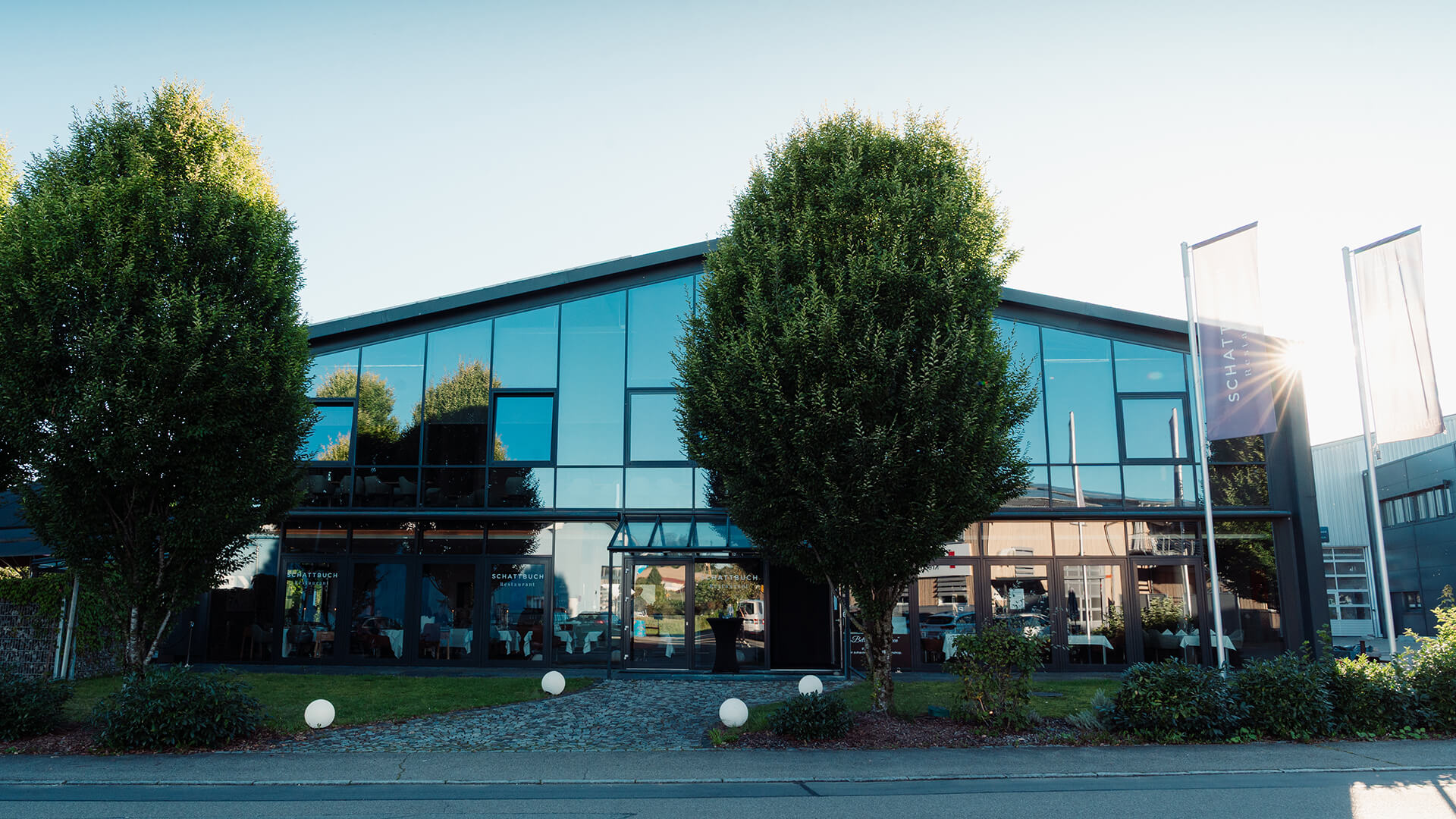Frontansicht des schön vom Abendlicht beleuchteten Restaurant Schattbuch