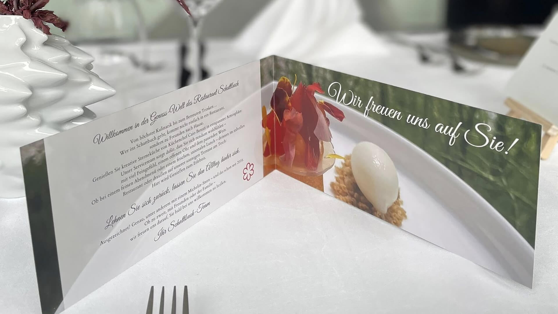 Bild eines Genussgutschein im Restaurant Schattbuch auf dem Tisch