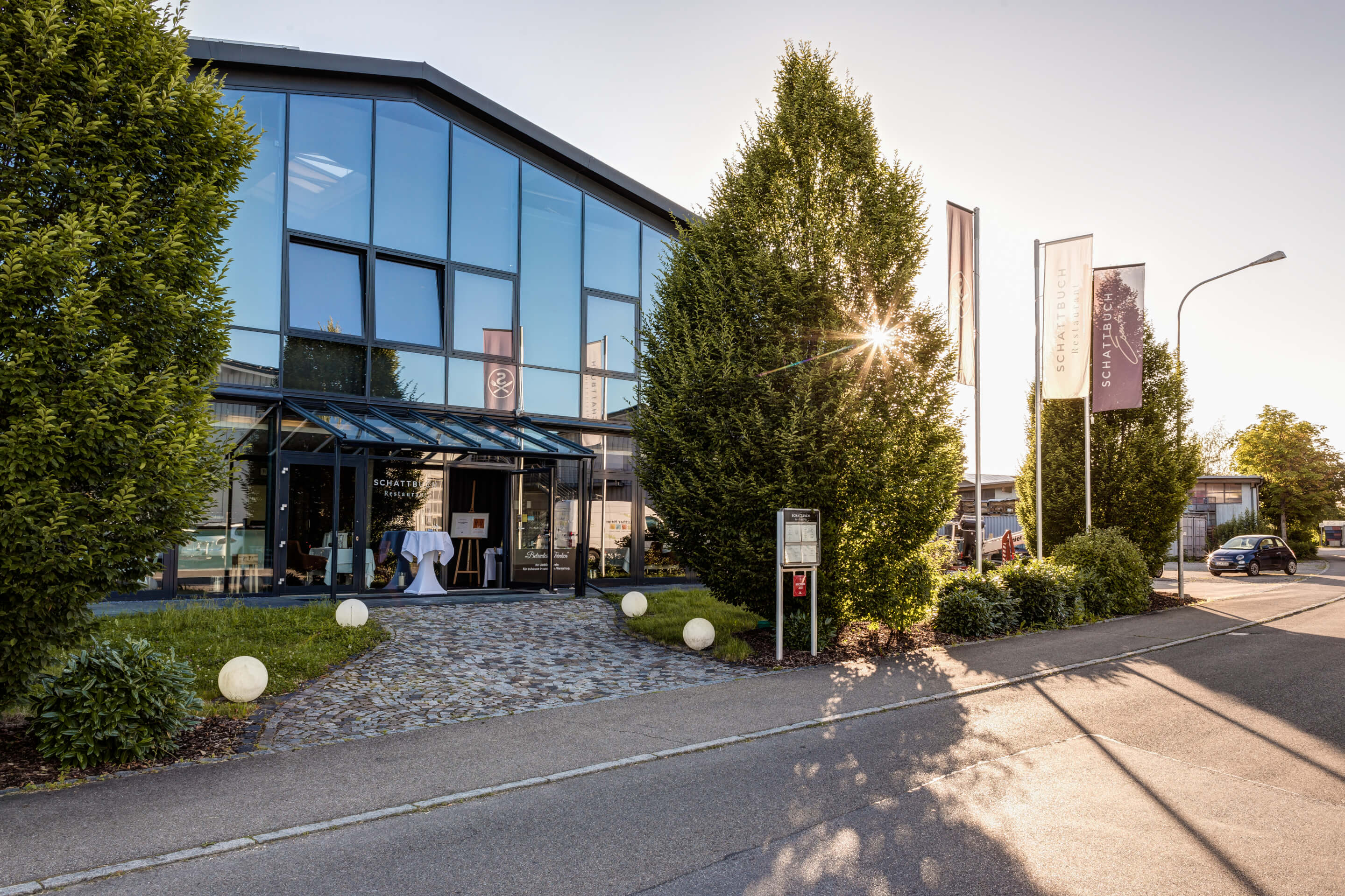 Außenaufnahme des Restaurant Schattbuch zur Goldenen Stunde