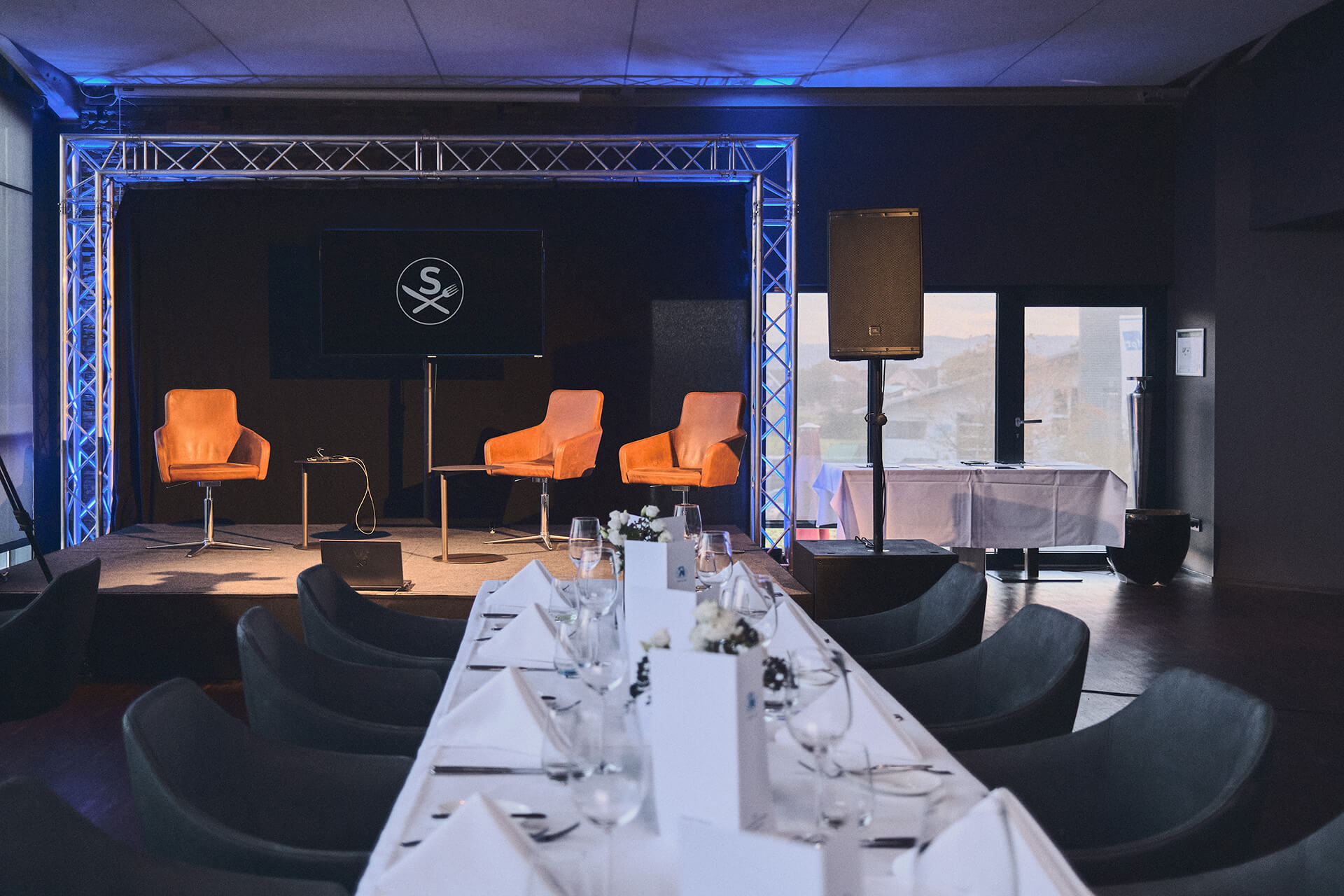 Bühnenaufbau für einen Vortrag im oberen Eventbereich des Schattbuch