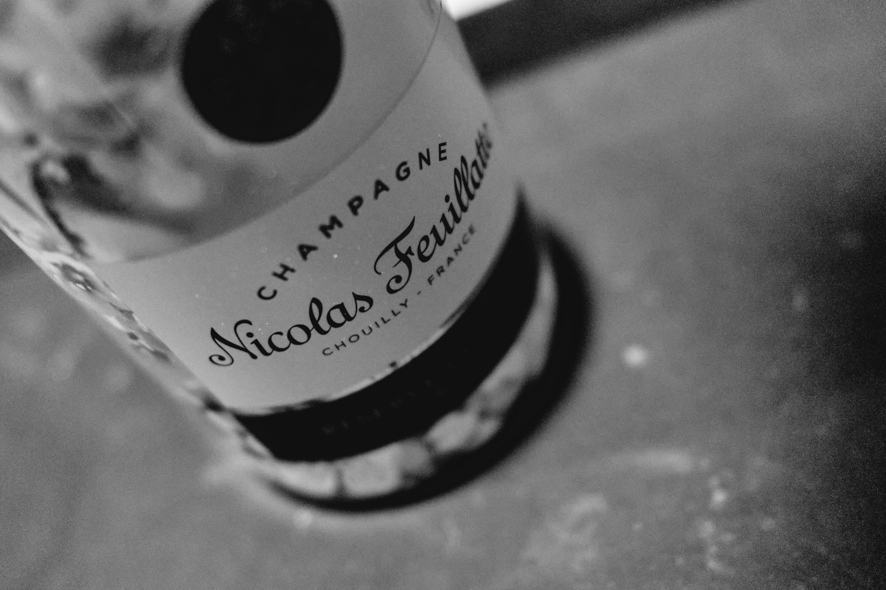 Bild eines erlesenen Champagner in Schwarz-Weiß