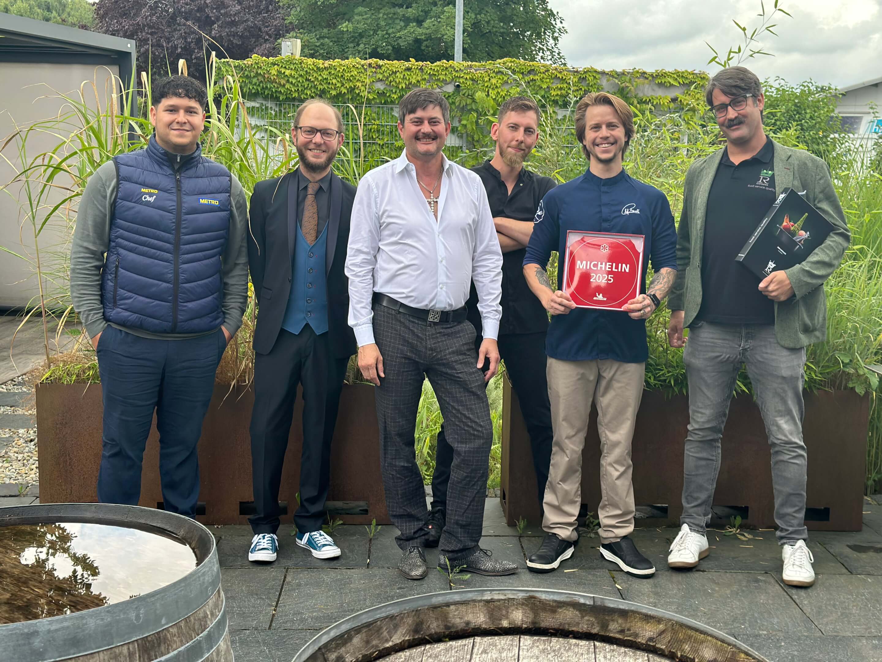 Bild von der Übergabe der Micheoin-Plakette durch die Metro Deutschland als Vertriebs- und Logistikpartner