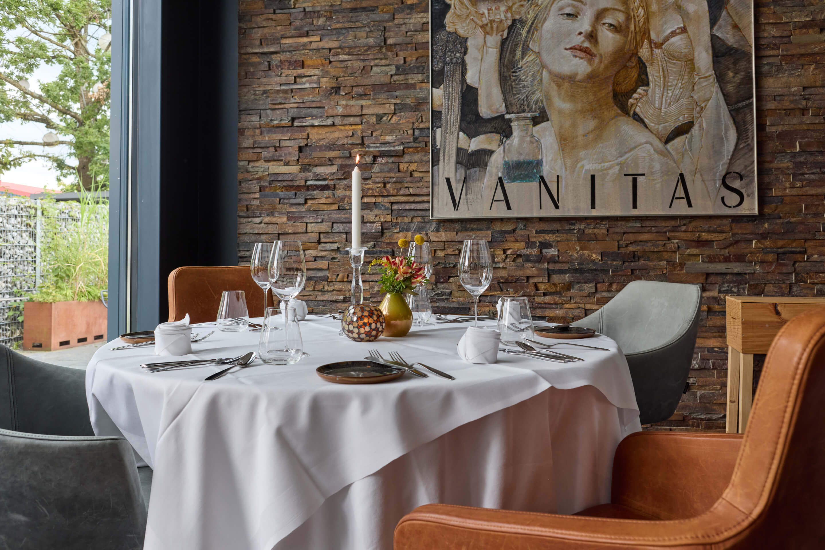 Detailaufnahme eines runden Tisches im Restaurant