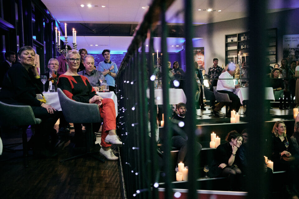 Stimmungsaufnahme während einer Feierlichkeit im Eventbereich des Schattbuch bei Abendbeleuchtung