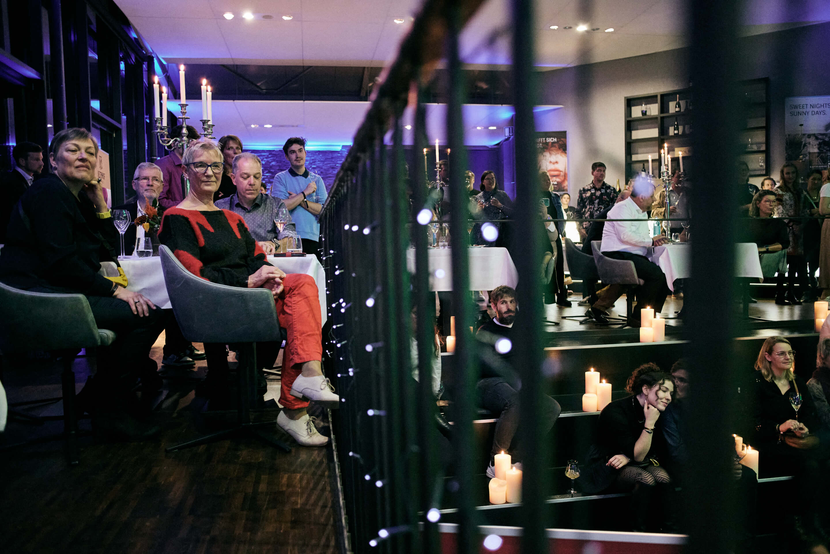 Stimmungsaufnahme während einer Feierlichkeit im Eventbereich des Schattbuch bei Abendbeleuchtung