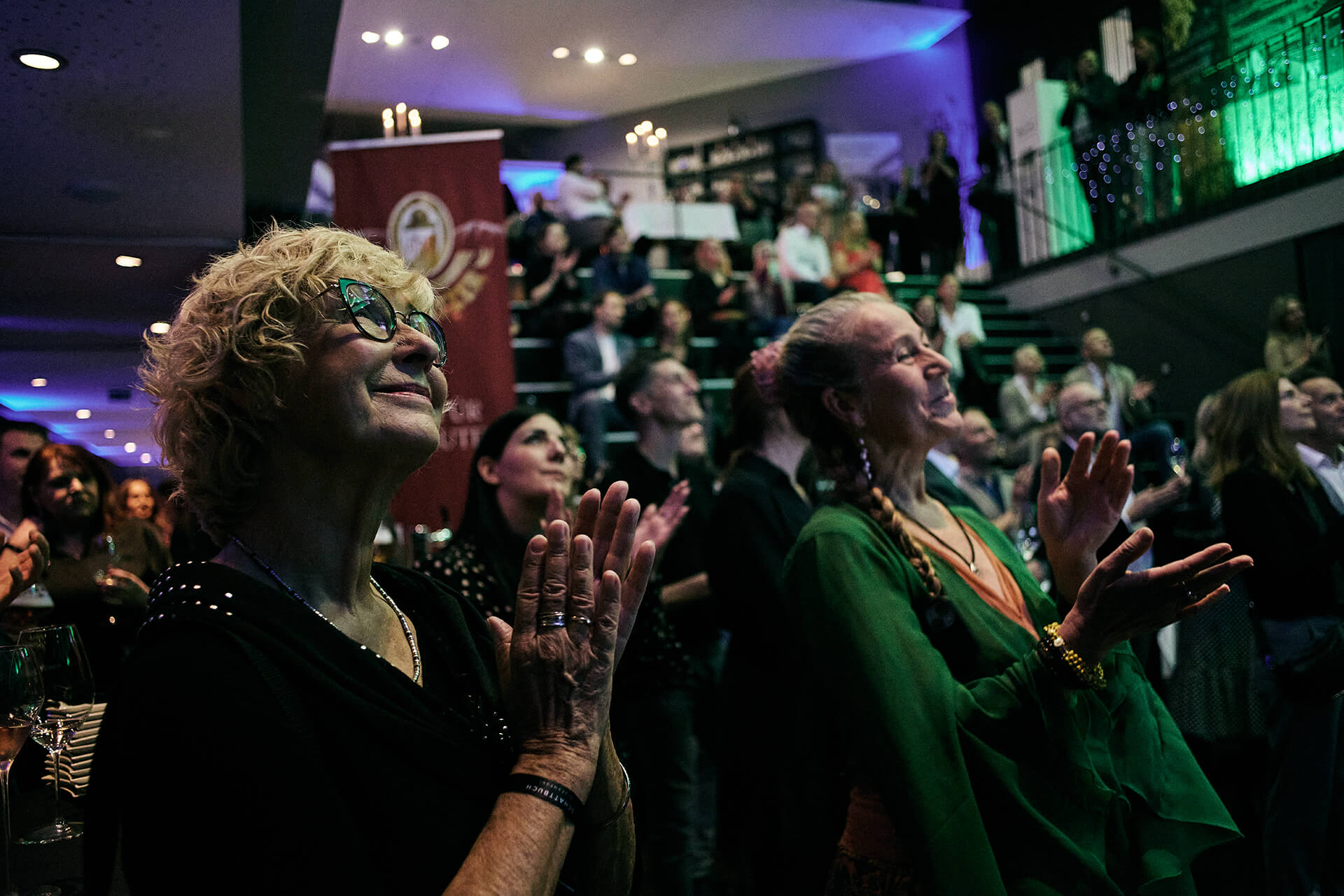 Impression von Gästen, die freudestrahlend den Laudatoren applaudieren