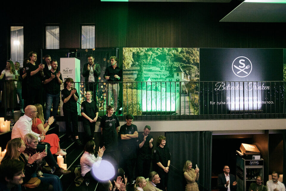 Foto von der Treppe mit dem gesamten Küchenteam, das vorgestellt wird