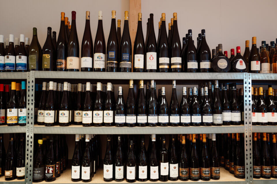 Weinregal aus der Frontalen fotografiert, Blick in das Weinlager des Restaurant Schattbuch