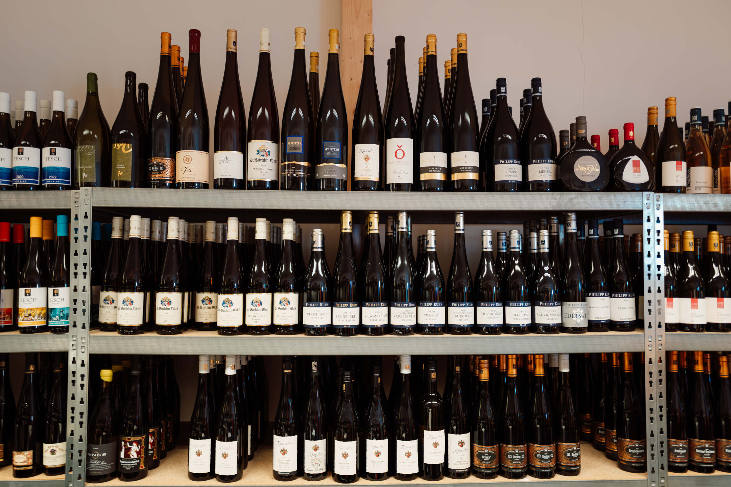 Weinregal aus der Frontalen fotografiert, Blick in das Weinlager des Restaurant Schattbuch