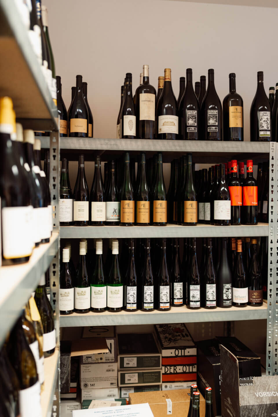 Weinregal prall gefüllt mit Rotweinen, Weißweinen, Rosé und Champagner