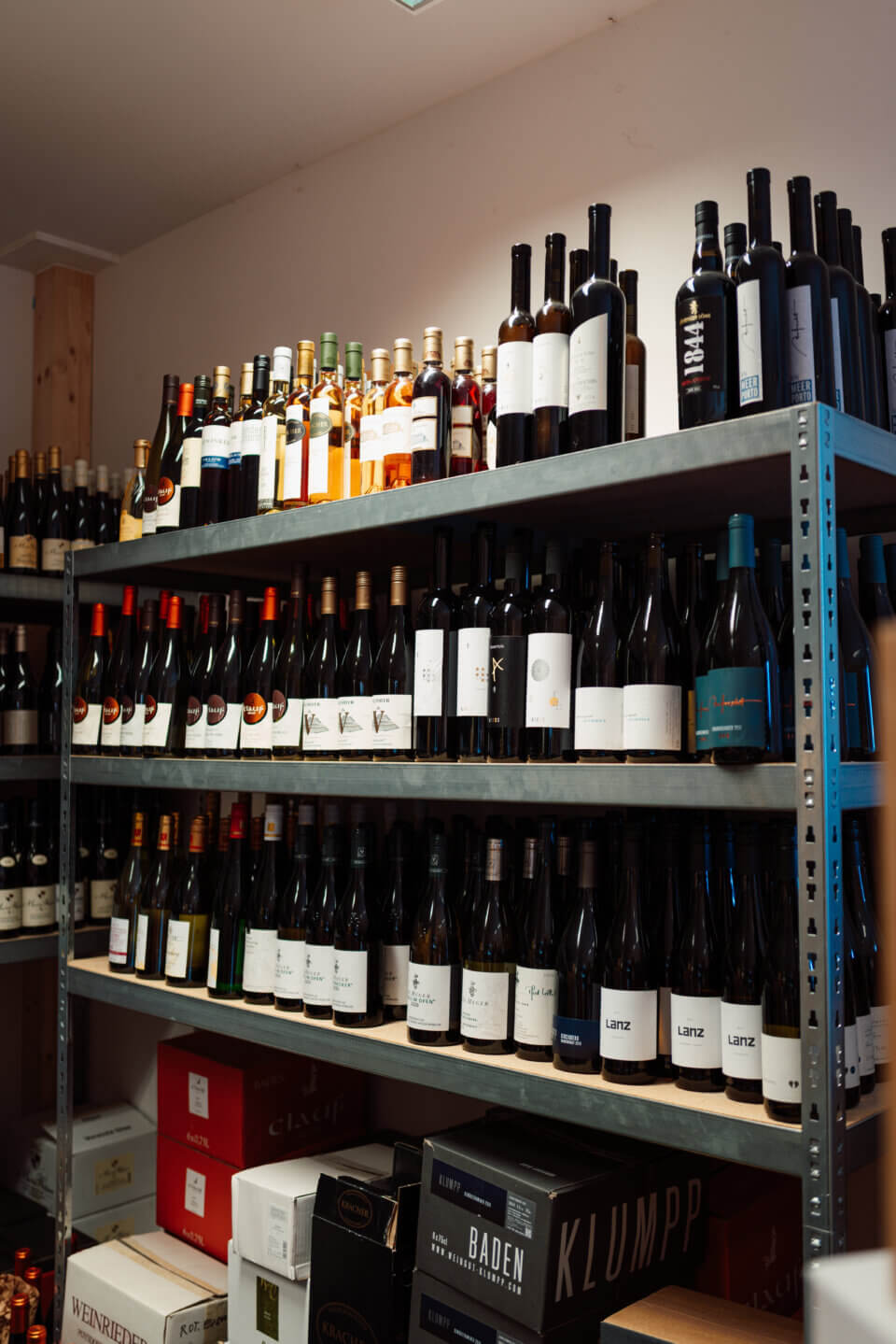 Impression aus dem hauseigenen Weinlager