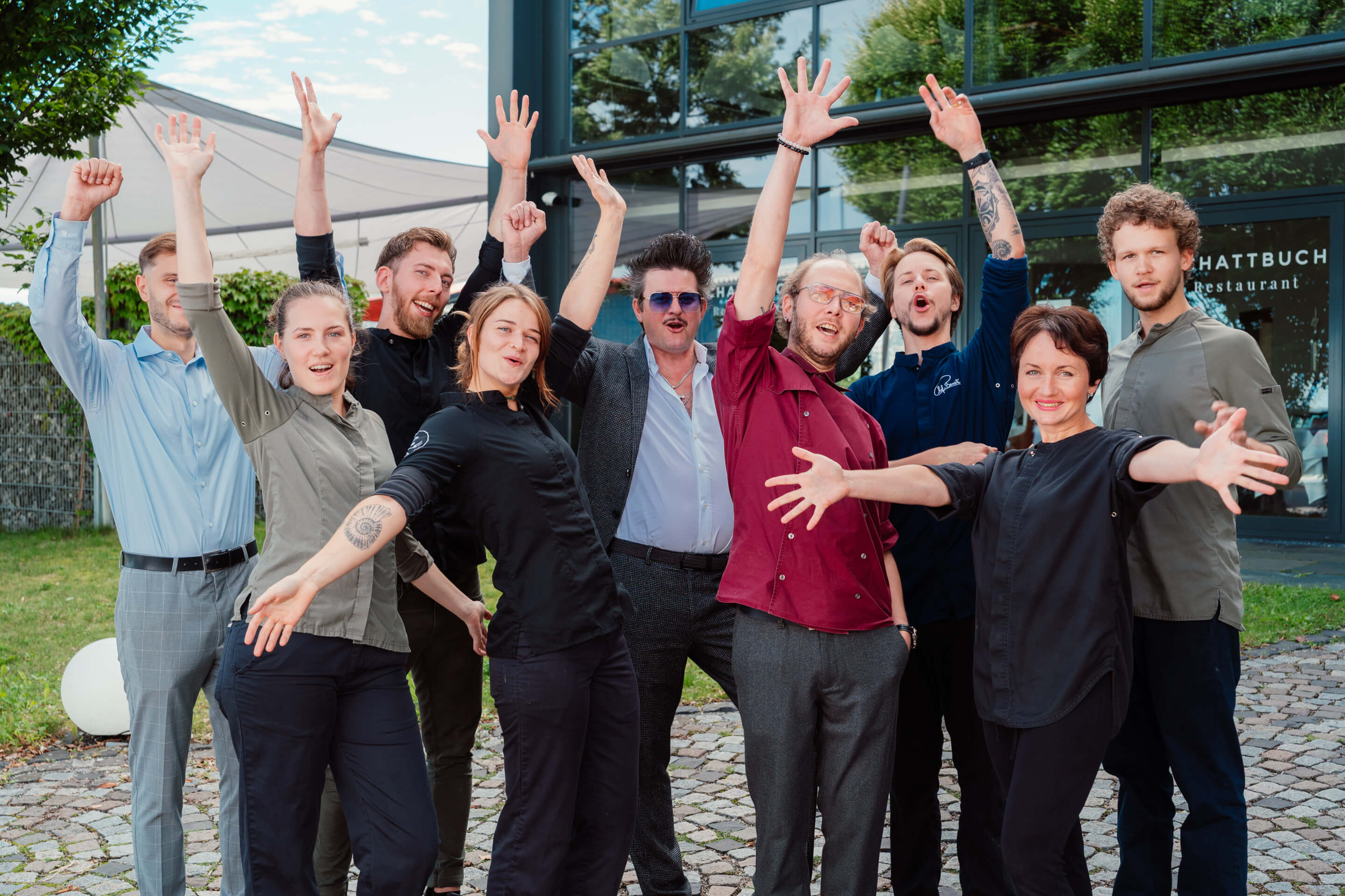 Teamfoto des Schattbuch-Teams in jubelnden Posen