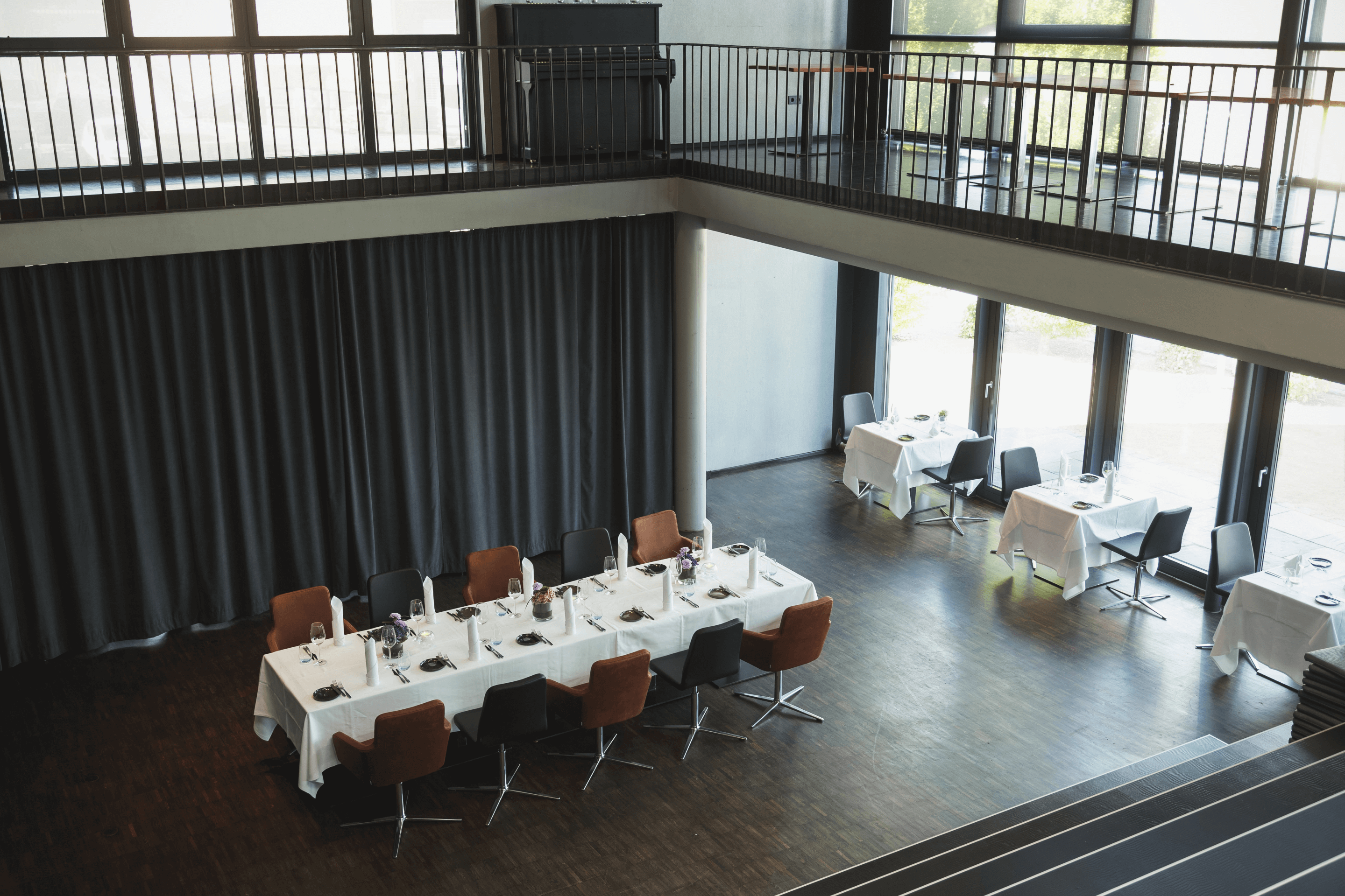 Raumaufnahme des Tagungsbereichs im Schattbuch mit einer eingedeckten Tafel