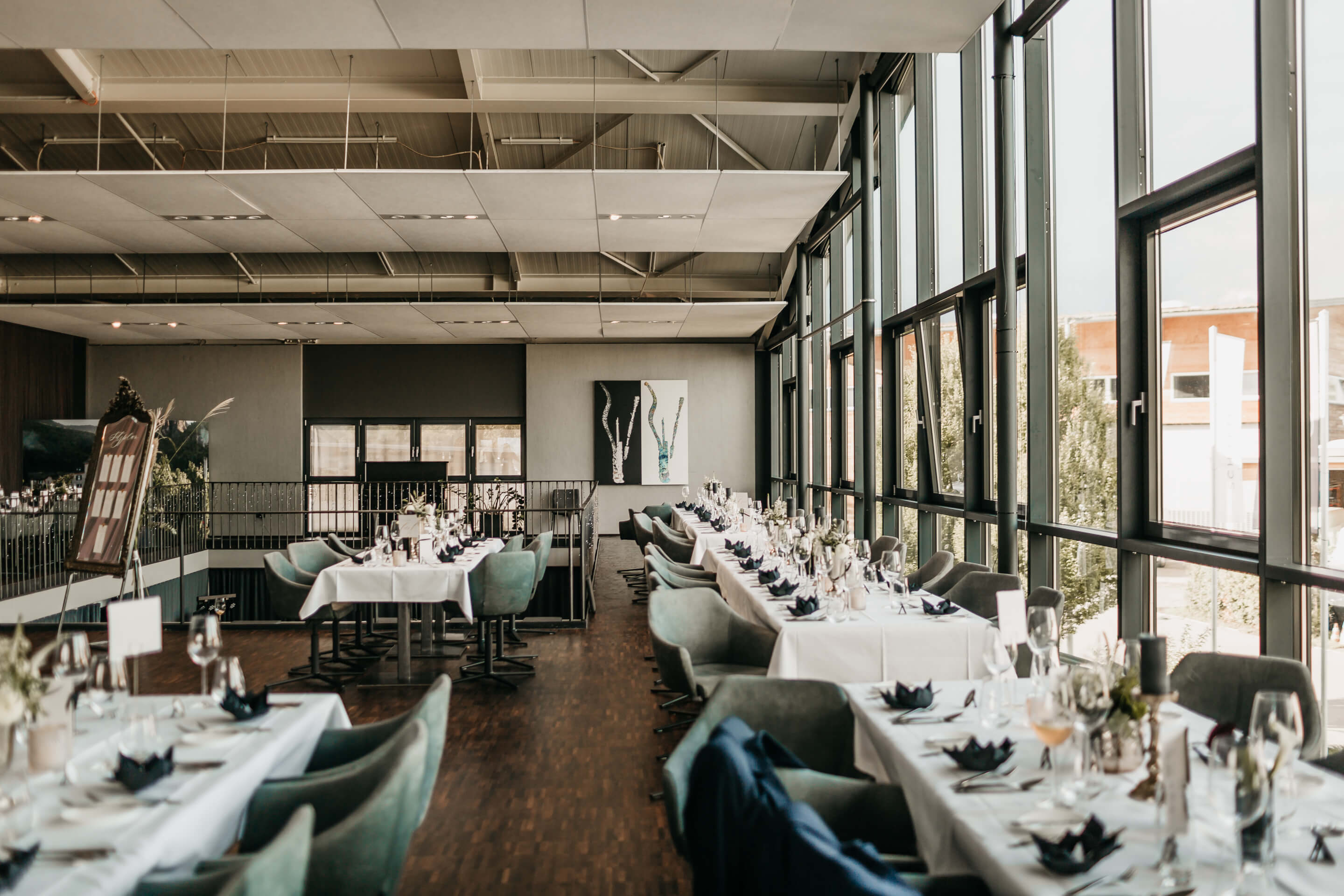 Aufnahme der eingedeckten Tafeln im Eventbereich des Restraurants Schattbuch vor einer Hochzeit