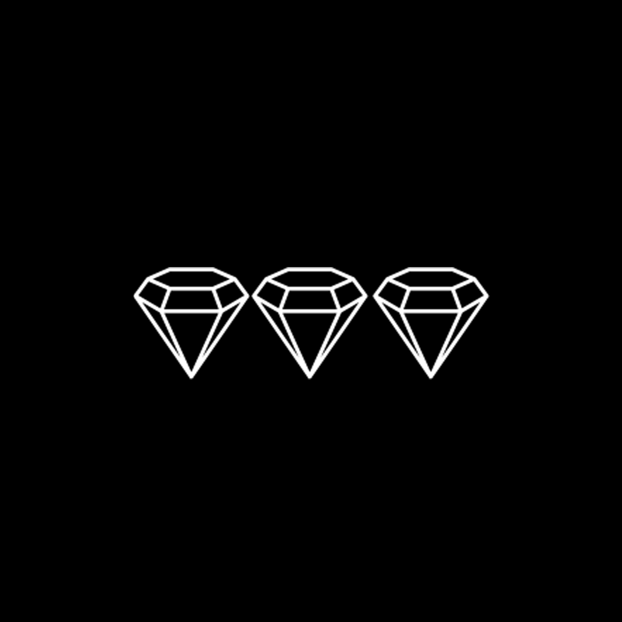 Drei Diamanten nebeneinander auf schwarzem Hintergrund