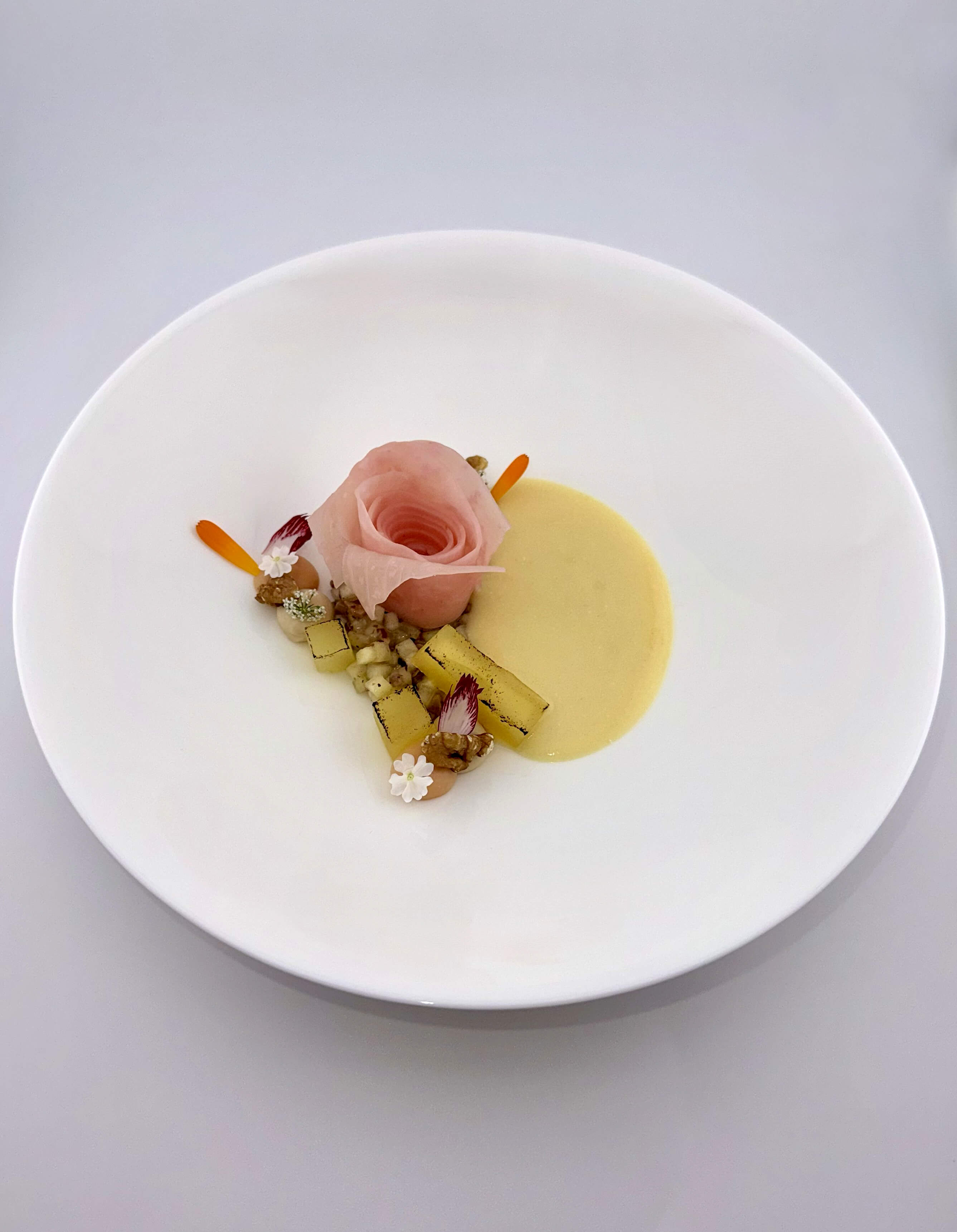 Weißer Teller mit dem Gericht Waldorfsalat