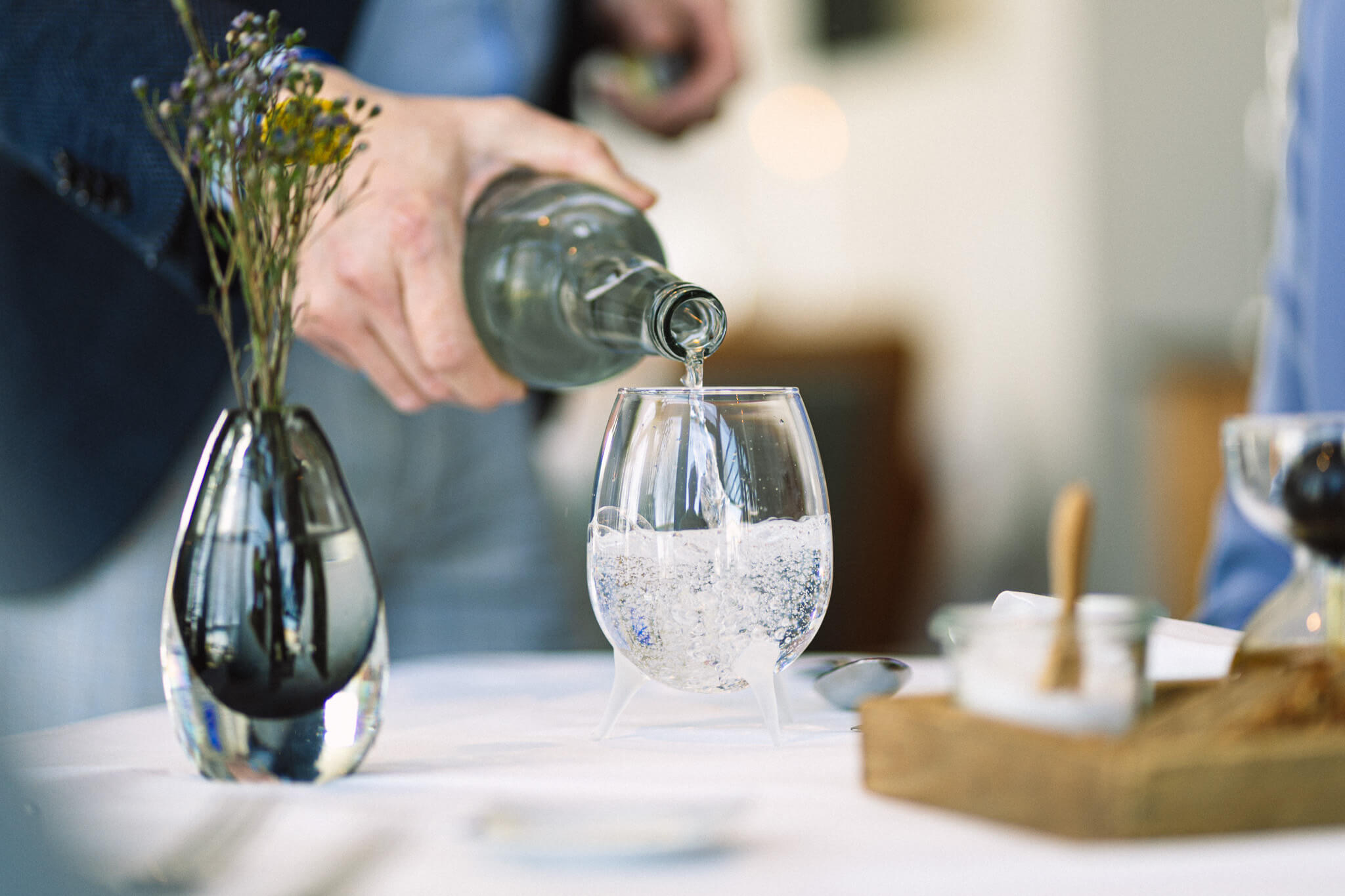 Wasser wird in ein Glas eingeschenkt.