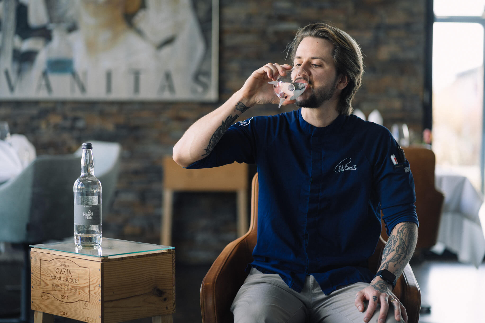 Ein Mann trinkt ein Glas Allgäuer Alpenwasser.