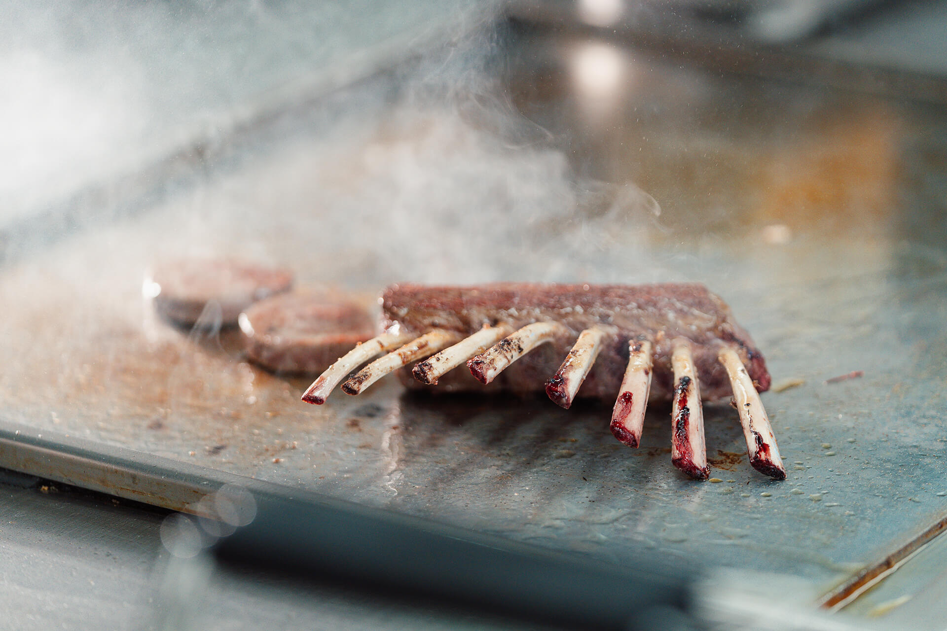 Fleisch mit Rippchen brät an